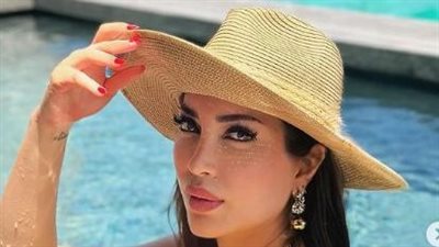 نسرين طافش بفستان مثير في اليونان 