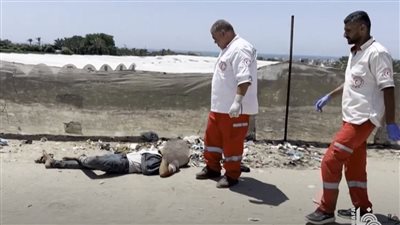 مروحية تطلق النيران خلال نقل مسعفين جثمان شهيد من جانب الطريق برفح.. فيديو