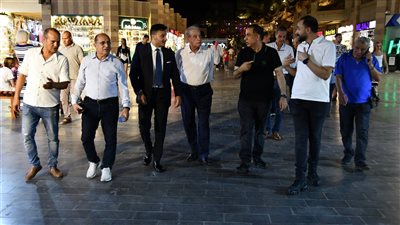 محافظ جنوب سيناء يتفقد الحركة السياحية بالسوق التجاري القديم بشرم الشيخ