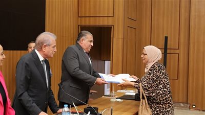 محافظ جنوب سيناء يكرم مدير إدارة متابعة التحصيل وفريق العمل بالمدن 