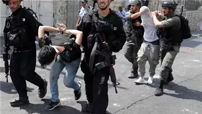 اعتقال 12 فلسطينيًا وإصابة طفلين بشظايا رصاص الاحتلال 