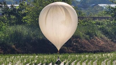 رئيس كوريا الجنوبية يندد بإطلاق بيونج يانج بالونات قمامة إلى بلاده