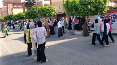 الفرحة تسيطر على طلاب الثانوية العامة بالبحيرة لسهولة اللغة الفرنساوي