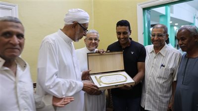 تكريم الشيخ زين العابدين رائد الساحة الرضوانية لجهوده في حملات التبرع بالدم 
