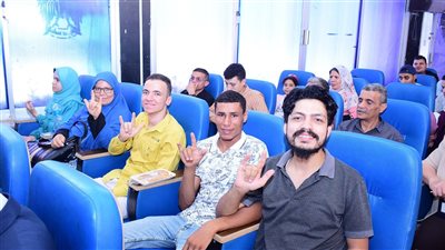 رئيس جامعة سوهاج يكرم خريجي الدفعة 19 من طلاب 