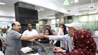 محافظ أسوان يتفقد المركز التكنولوجى لخدمة المواطنين بالديوان العام