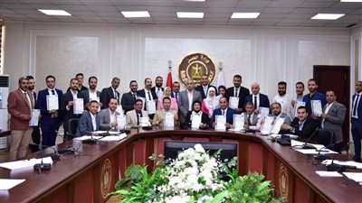     وزير العمل يسلم 