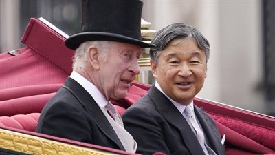 ملك إنجلترا يستقبل إمبراطور اليابان وسط عرض عسكري مهيب.. فيديو