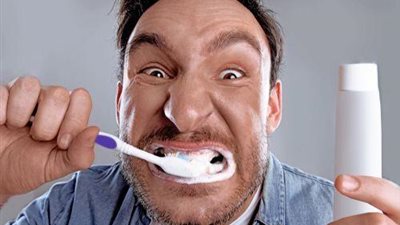 طبيبة تكشف الوقت الصحيح لتنظيف أسنانك