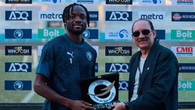 نجم بيراميدز يتسلم جائزة أفضل لاعب في مباراة المقاولون