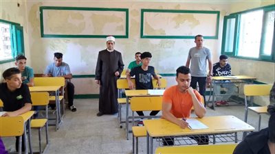 طلاب العلمي يؤدون امتحان النحو بالثانوية الأزهرية 