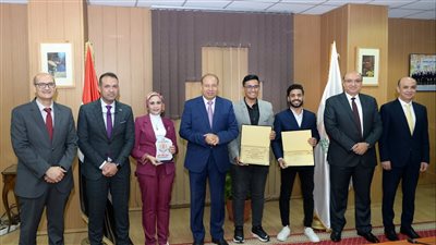 رئيس جامعة المنصورة يكرم الطلاب الفائزين بالمراكز الأولى في المسابقات الدولية
