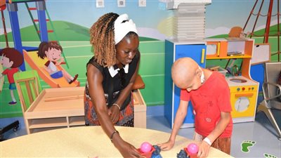 وفد من جنوب إفريقيا يدعم أطفال الصعيد مرضى السرطان في أورام الأقصر