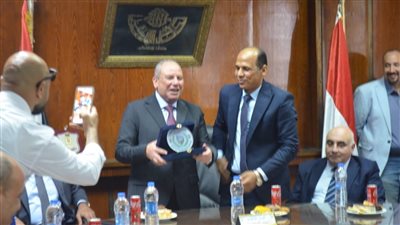 العاملون بهيئة التعمير والتنمية الزراعية يودعون المدير التنفيذي السابق باحتفالة ضخمة