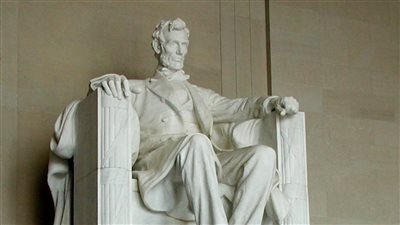 ذوبان تمثال أبراهام لينكون بسبب ارتفاع درجات الحرارة بواشنطن (صور)