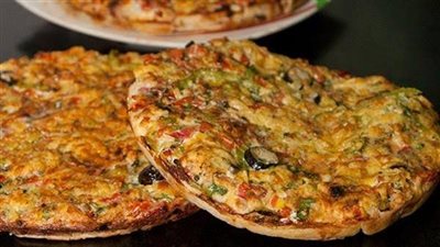 طريقة عمل بيتزا شرقية باللحمة المفرومة على خطى المطاعم