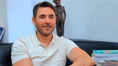 مخرج شهير يجيب على سؤال صعب.. أحمد عز مغرور؟