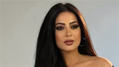 دنيا المصري تستعرض قوامها الرشيق بالأسود المجسم