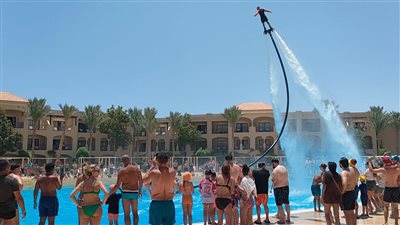 الألعاب المائية تجذب سياح الغردقة في فصل الصيف