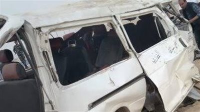 إصابة 5 أشخاص إثر انقلاب سيارة بقنا