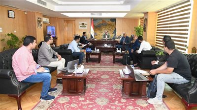 محافظ الفيوم يتابع موقف تسليم مشروعات 