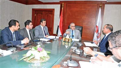 محافظ سوهاج يعقد إجتماعًا مع لجنة الإستثمار لبحث موقف طرح الفرص الاستثمارية بسوهاج 