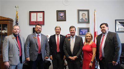 نائب يطالب إدارة بايدن بإغلاق رصيف مساعدات غزة