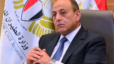 وزير الطيران المدني يبحث الفرص الاستثمارية المتاحة بين مصر وبريطانيا