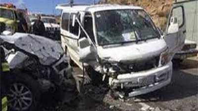 مصرع شخصين وإصابة 5 آخرين في انقلاب ميكروباص على طريق سفاجا قنا
