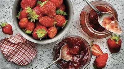 طريقة عمل مربى الفراولة في المنزل بـ3 مكونات فقط