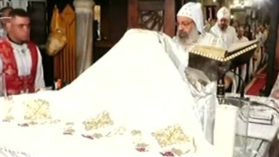 الأنبا رافائيل يبدأ قداس ذكرى 