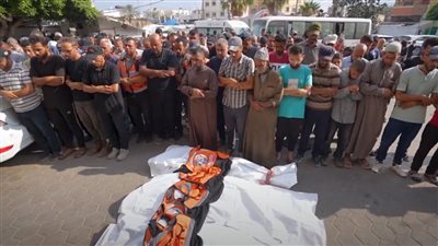 تشييع 3 عمال دفاع مدني قتلوا في غارة إسرائيلية وسط قطاع غزة.. فيديو