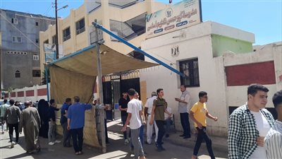 توافد طلاب الثانوية العامة على لجان الامتحانات بالبحيرة