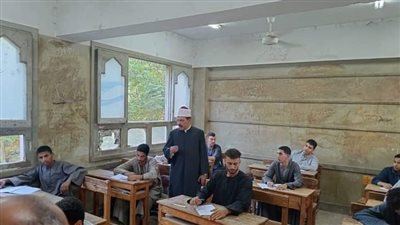 طلاب الثانوية الأزهرية بالقسم العلمي يؤدون امتحان مادة الأحياء 