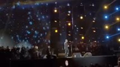 ورد وصورة .. لحظات عفوية بين كاظم الساهر وجمهوره في القاهرة 