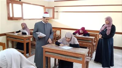 طلاب العلمي يؤدون امتحان الأحياء بالثانوية الأزهرية بالإسماعيلية