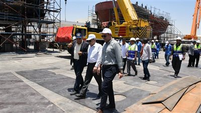 رئيس هيئة قناة السويس مصنع مصر لبناء القاطرات بترسانة سفاجا