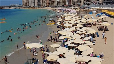 إقبال المواطنين على شواطئ الإسكندرية بسبب ارتفاع الحرارة 