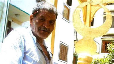  30 عامًا بصناعة منابر المساجد.. الوحدة الوطنية التي أوجدها نجّار قبطي! 