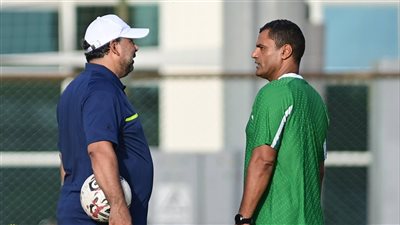 سارى يحفز لاعبى الاتحاد بين الشوطين لخطف هدف مبكر  بالشوط الثانى 