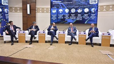 وزير التجارة يستعرض فرص صناعة السيارات فى مصر بجلسة 