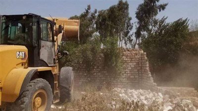 إزالة 5 حالات تعدى بالبناء المخالف بقروى الغربى بهجورة بنجع حمادي
