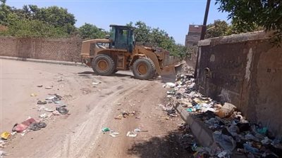 حملة لرفع المخلفات على طريق مصر _ أسوان بقنا 