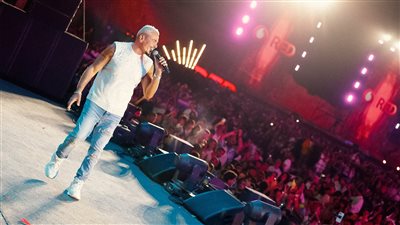 عمرو دياب يشعل صيف الساحل بأجمل أغانيه.. صور 