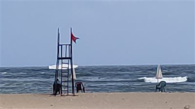إرتفاع درجات الحرارة.. وهيئة المصايف ترفع الرايات الحمراء لارتفاع أمواج البحر بالإسكندرية 