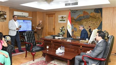 محافظ الفيوم ووفد الدعم الفني بالتنمية المحلية يبحثان تنفيذ مشروعات للسياحة الريفية 