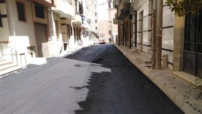استمرار أعمال الرصف بمنطقة شارع المعتقل بقنا