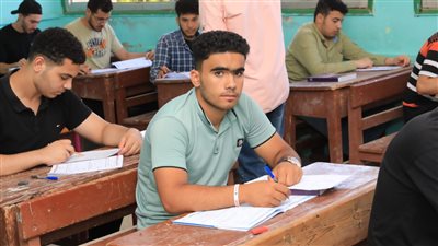 طلاب الثانوية العامة 2024 يؤدون امتحان اللغة الأجنبية الأولى الثلاثاء 