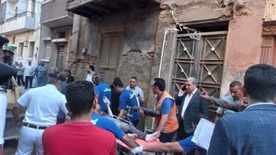 استخراج 3 جثث و4 مصابين من أسفل عقار منهار في أسيوط 