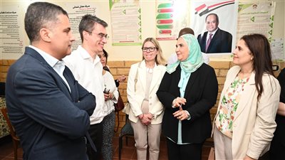 القباج ومدير العمليات بالبنك الدولي تلتقيان مجموعة من مستفيدات 